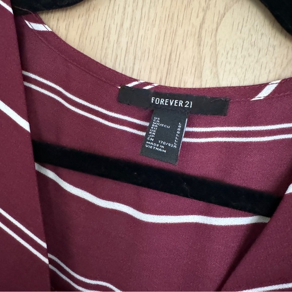 🖤5/$20 Maroon Striped V Neck Blouse - Picture 4 of 8